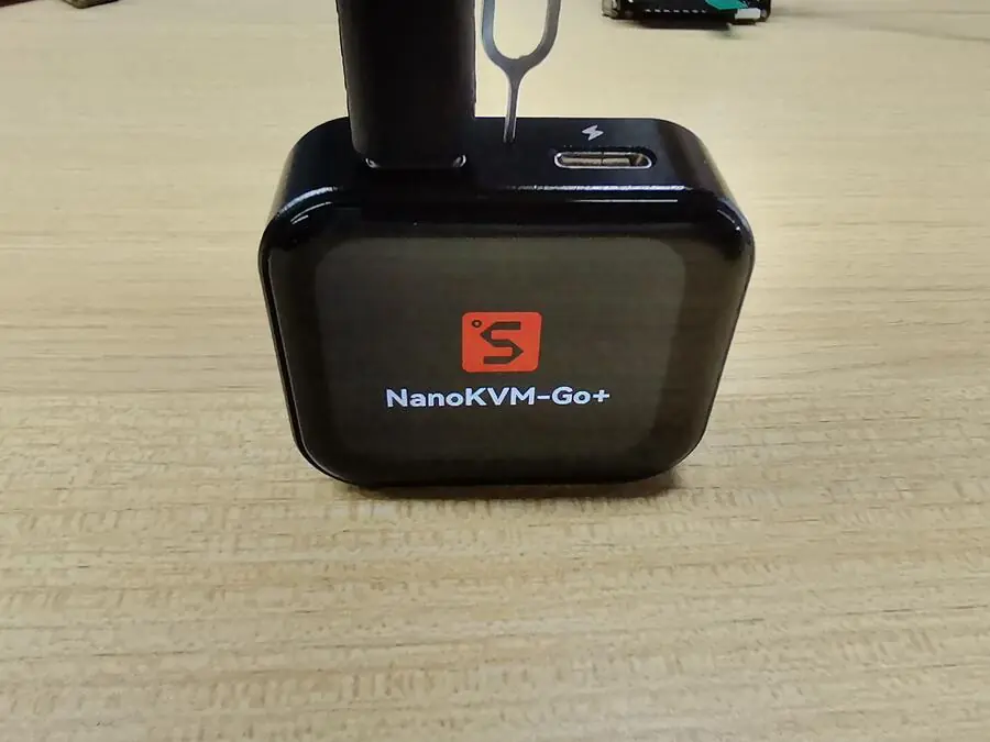 按住 Reset 按键并连接 NanoKVM Go 数据接口