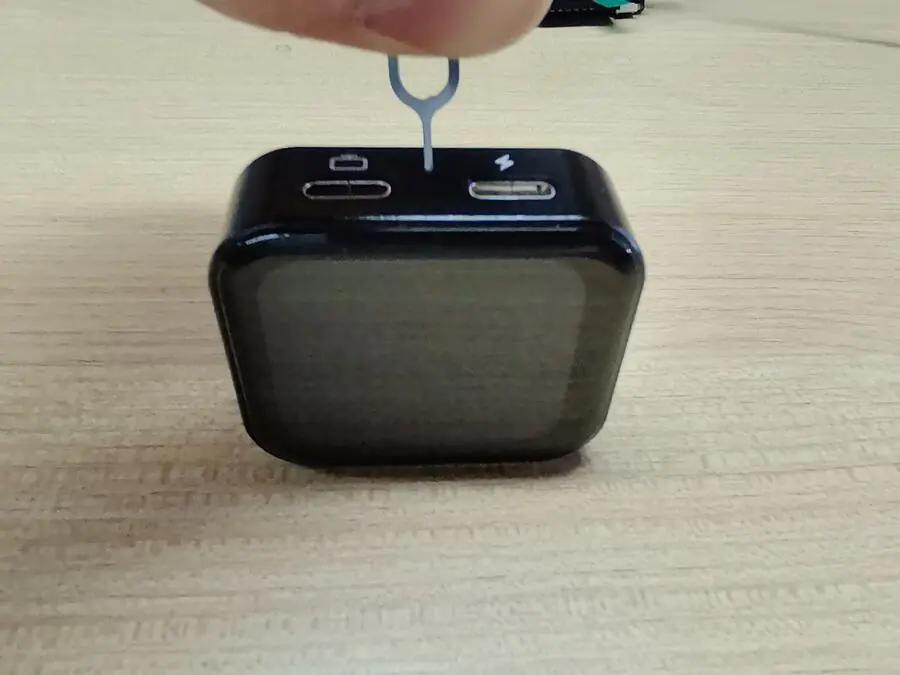 使用取卡针按住 NanoKVM Go Reset 按键